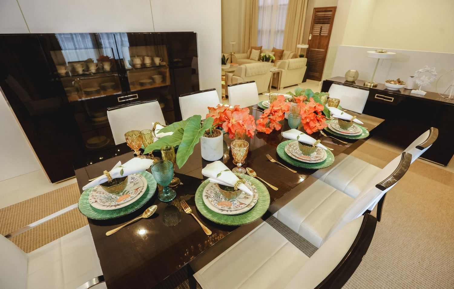  A charming dining area showcasing a table with white chairs and a lovely green vase, perfect for gatherings.