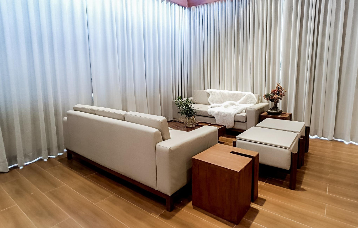  Bright living room with elegant white couches and a central table, perfect for relaxation and gatherings.

